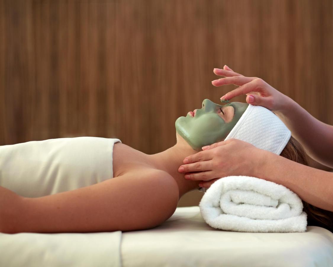 Hyatt Regency Thessaloniki Hotel Ngoại thất bức ảnh A woman receiving a facial treatment