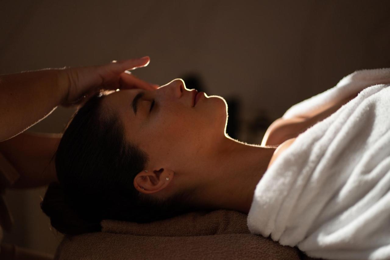 Hyatt Regency Thessaloniki Hotel Ngoại thất bức ảnh A woman receiving a facial massage