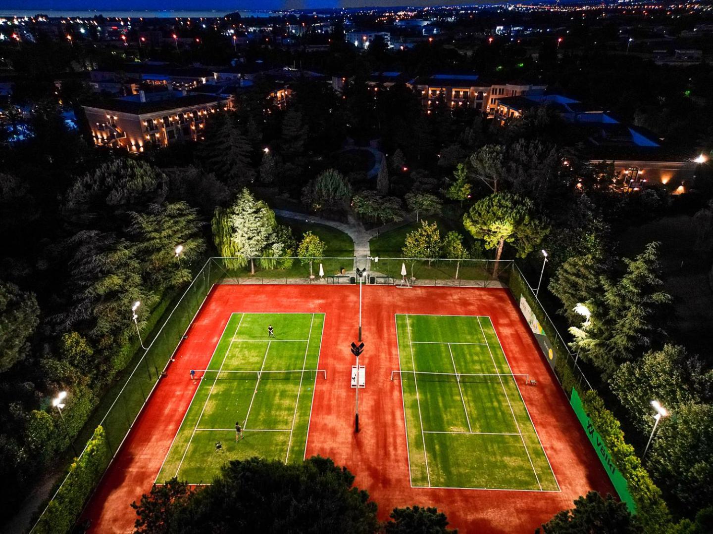 Hyatt Regency Thessaloniki Hotel Ngoại thất bức ảnh Tennis courts at night