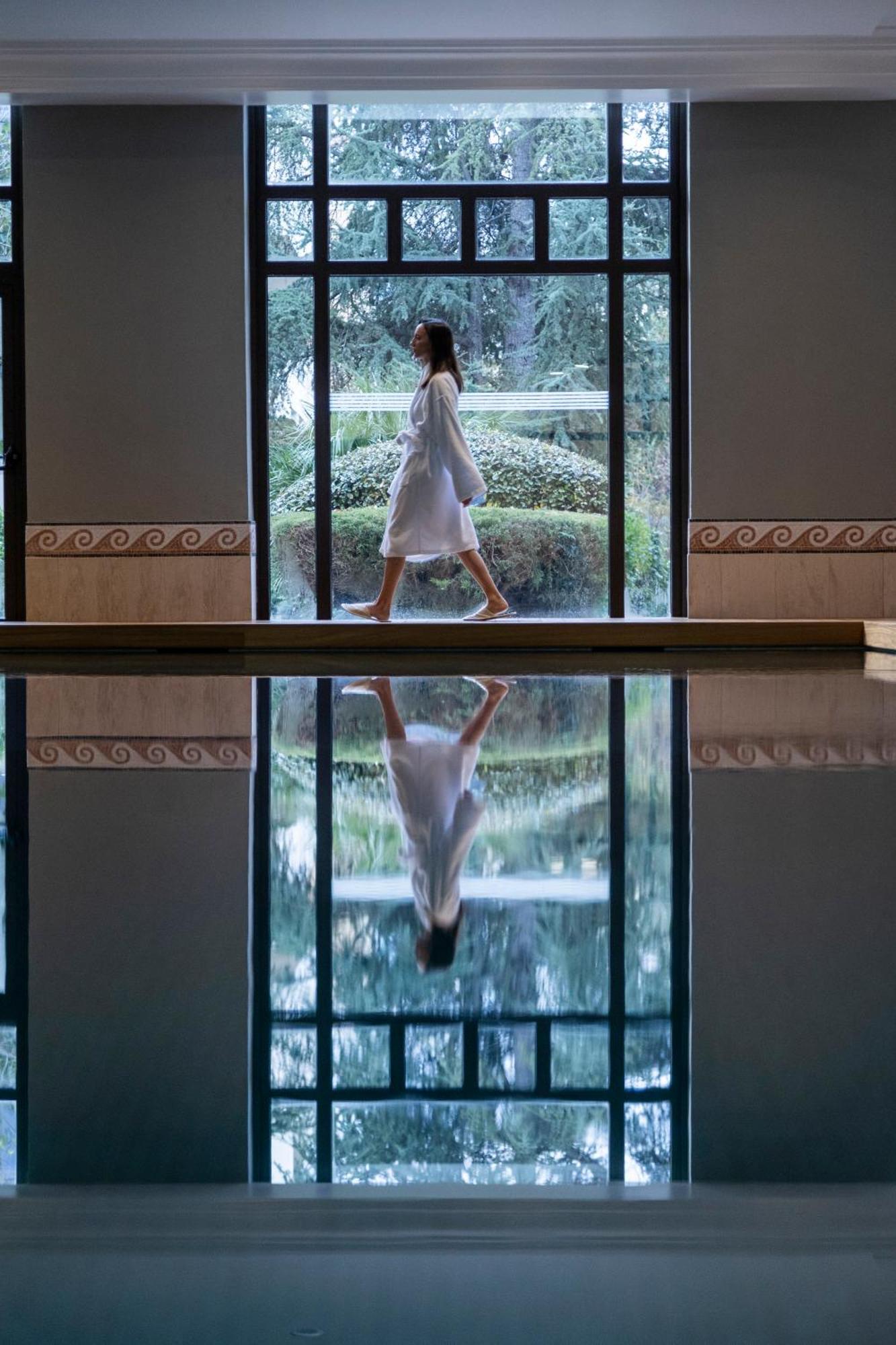 Hyatt Regency Thessaloniki Hotel Ngoại thất bức ảnh A woman in a yukata at a Japanese onsen