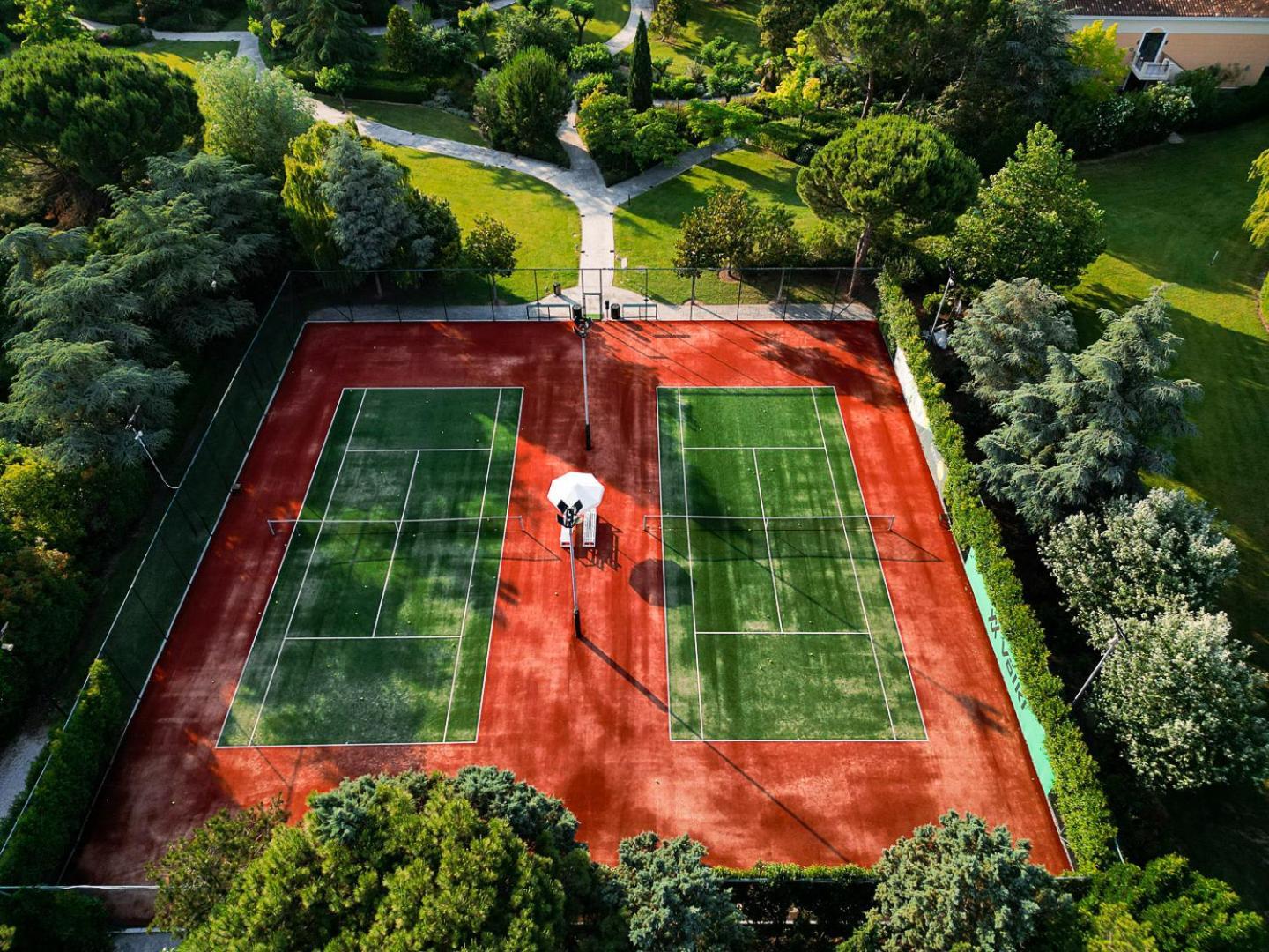 Hyatt Regency Thessaloniki Hotel Ngoại thất bức ảnh Tennis court in the park