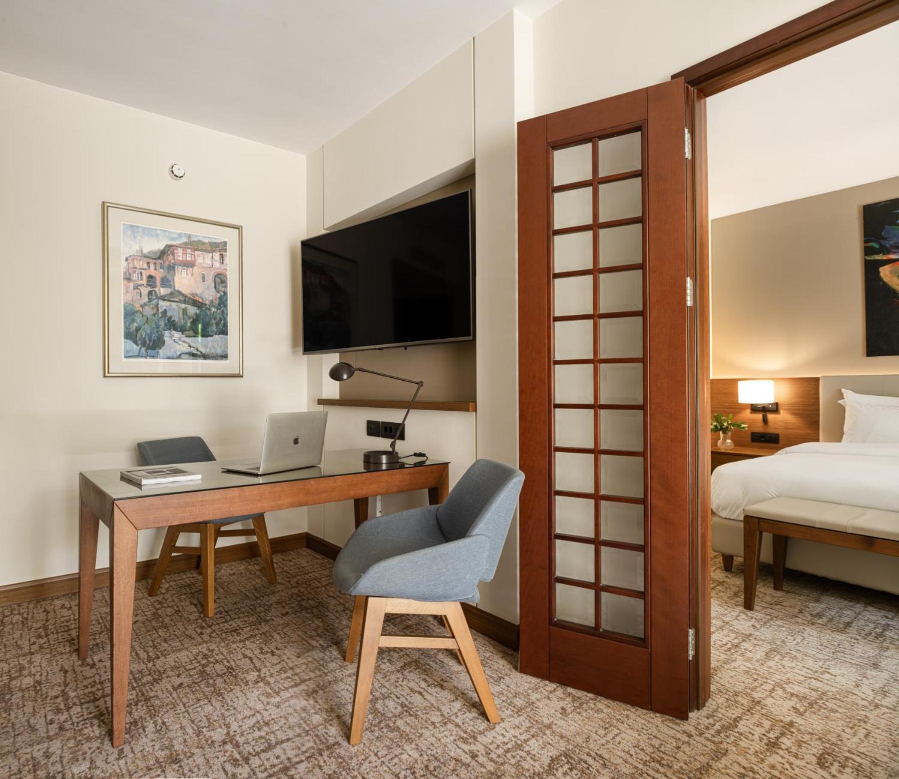 Hyatt Regency Thessaloniki Hotel Ngoại thất bức ảnh A sliding door in a hotel room