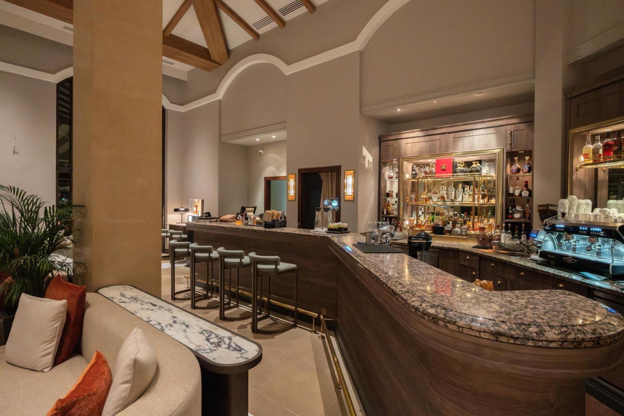 Hyatt Regency Thessaloniki Hotel Ngoại thất bức ảnh The bar at the lobby